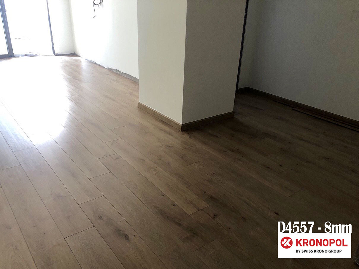 THI CÔNG SÀN GỖ KRONOPOL TIÊU CHUẨN 8MM – D4557