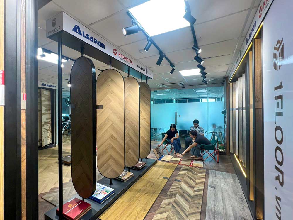 Khách hàng được tư vấn trực tiếp tại showroom sàn gỗ 1st floor