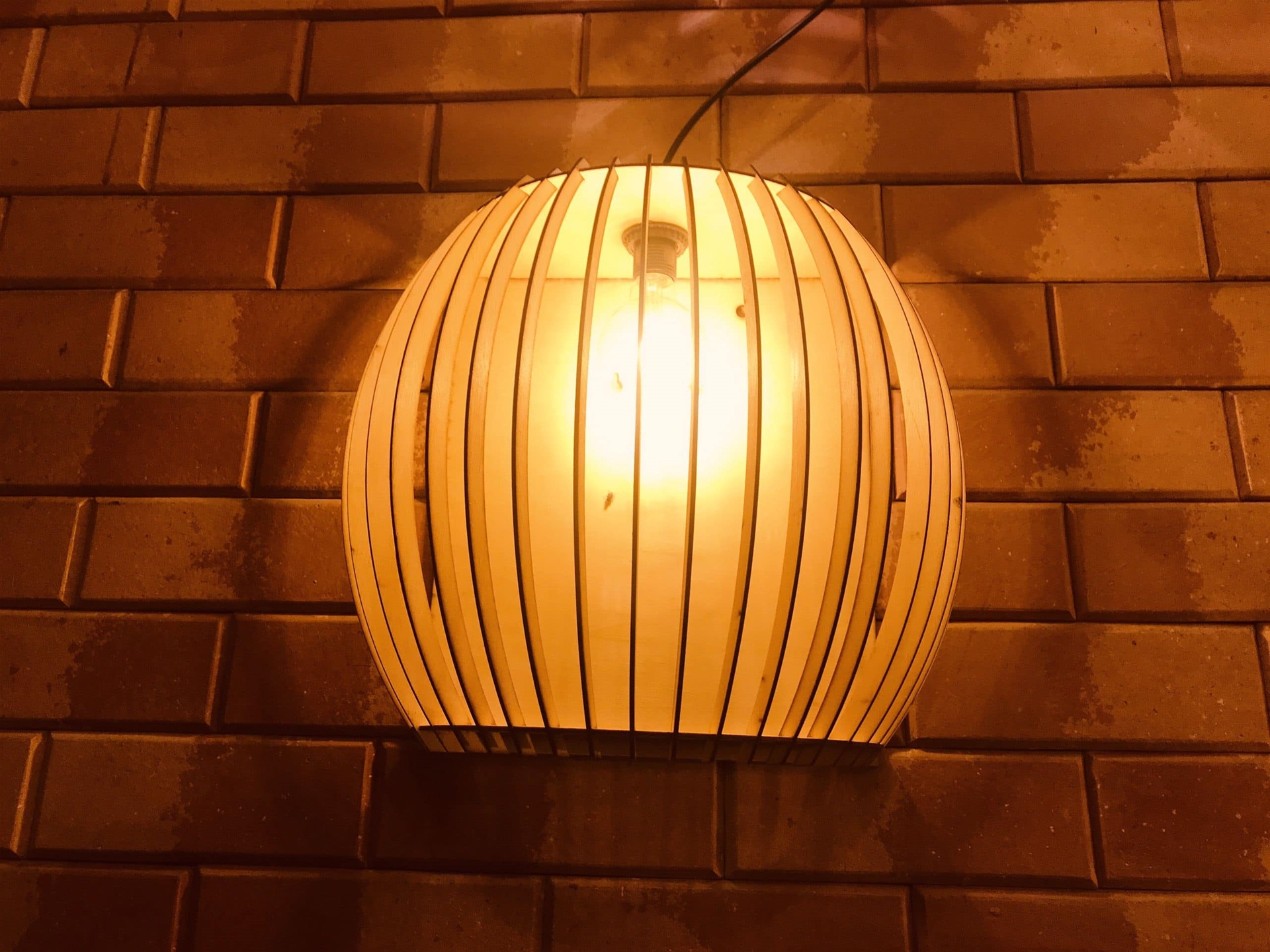 Đặc điểm nổi bật giúp bạn phân biệt với các loại đèn tường khác nằm ở chất liệu tạo nên đèn