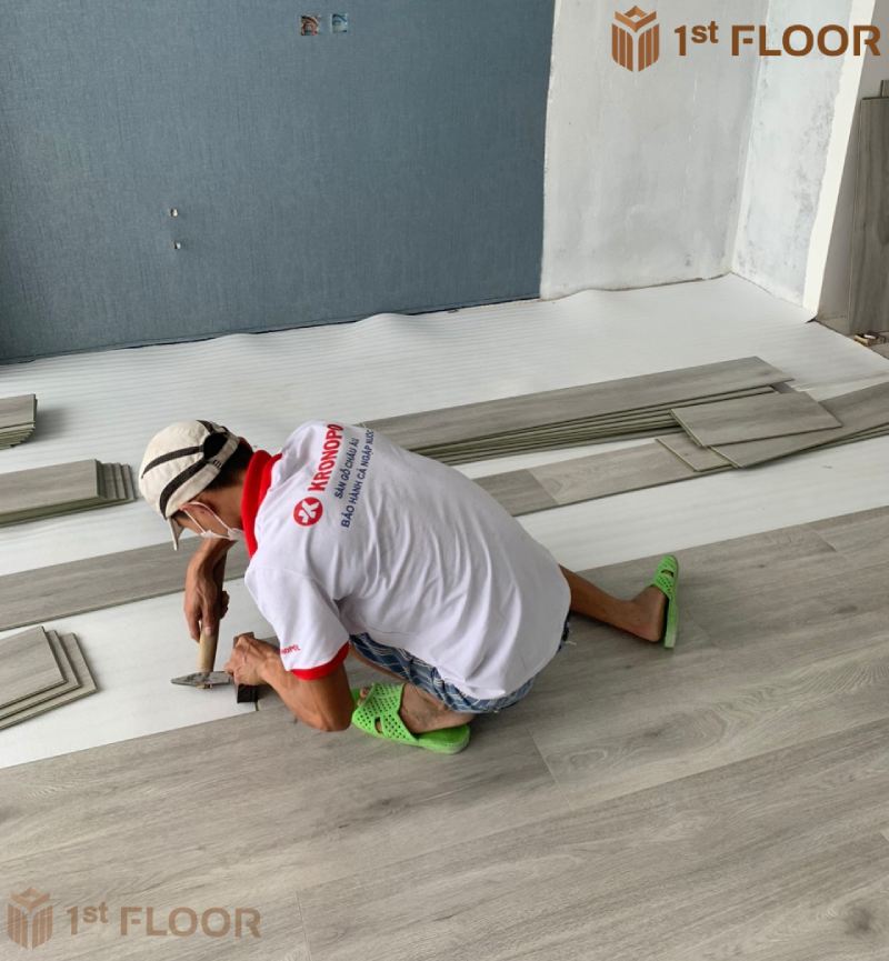 Tiến hành lát sàn gỗ công nghiệp