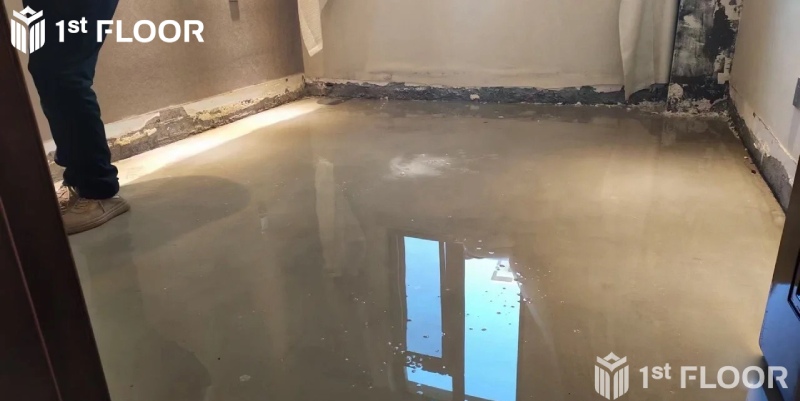 Nước đọng dưới lớp lót sàn gỗ