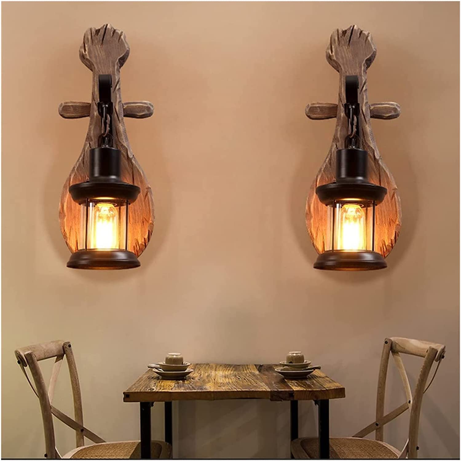 Sự kết hợp tinh tế giữa các mẫu đèn gỗ ốp tường cũng mang đến vẻ đẹp giản dị cho phong cách nhà retro