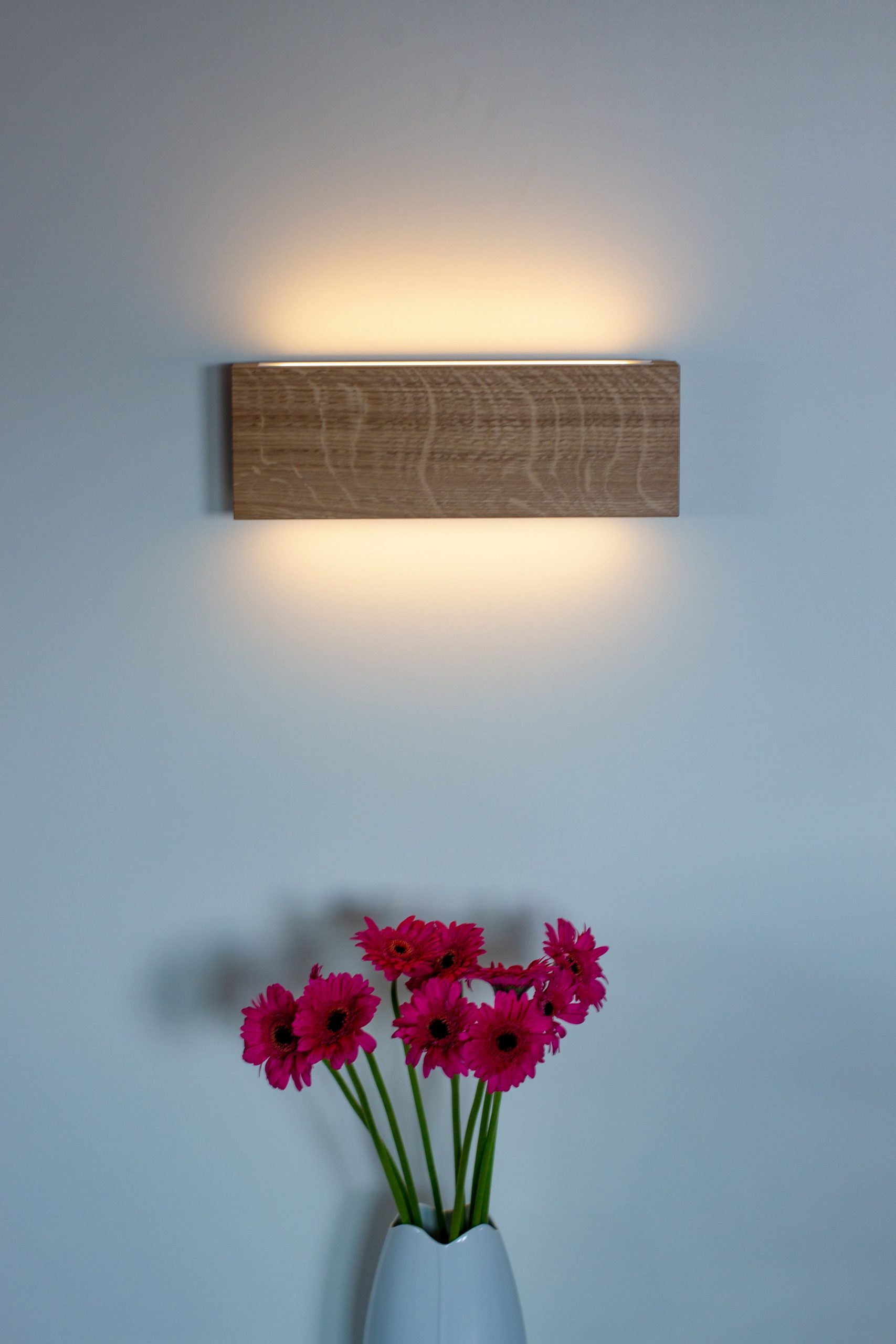 Đèn ốp tường cần có đủ ánh sáng để làm nổi bật vị trí đèn trang trí trong nhà